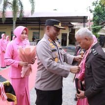 Wisudawan Purna Bakti Dilepas Kapolres Kampar Dengan Pedang Pora