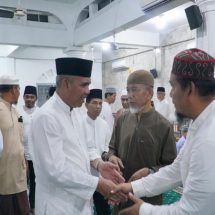 Pj Bupati Kampar Laksanakan Sholat Taraweh Pertama di Masjid Raya Muhammadiyah Bangkinang Kota