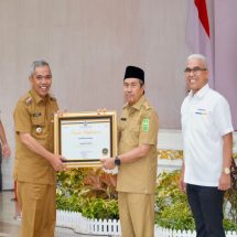 Pj Bupati Kampar Terima Penghargaan Terbaik Pertama Atas Kinerja Penyaluran Kredit Usaha Rakyat dan Ultra Mikro Tahun 2022