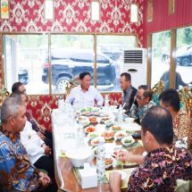 Bersama Plh Gubri, Pj Bupati Kampar Jamu Makan Siang Menko Polhukam Mahfud MD