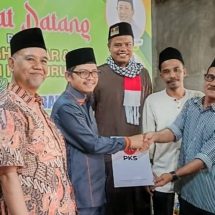 Tokoh Gusdar Serahkan Berkas Saidul Tombang sebagai Calon Wakil Bupati ke Ketua PKS Kampar
