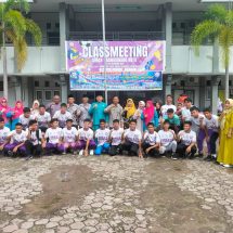 Kepala SMAN 1 Bangkinang Kota Hendra Yunal Melepas Tim FA U-17 Smansa Bangkot Yang Akan Mewakili Riau Pada Turnamen FJL