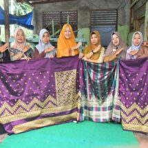 Ketum Dekrenasda Kampar Pembinaan kepada Pada Perajin Tenun Songket Kampar