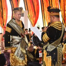 HUT Kampar ke-74, Pj Bupati Kampar Dinobatkan Sebagai Payung Panji Adat Datuok Rajo Limbago