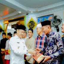 Pj Bupati Kampar Bersama LK2S Berikan Bantuan Mukennah Dan Sarung bagi masyarakat Prasejahtera Salo
