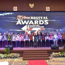 Pj Bupati Diwakili Plt Kadis Kominfo Kampar Terima Penghargaan Tribun Award Kategori “Bupati Peduli Investasi”
