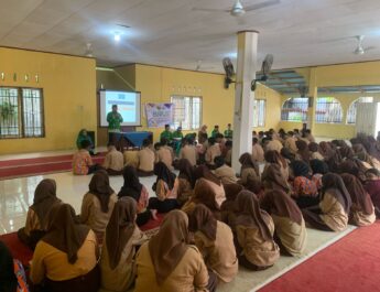 KUA Kecamatan Salo Laksanakan BRUS di SMAN 1 Salo