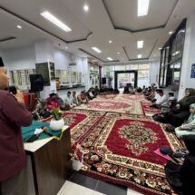 Dekan Fakultas Hukum UIR Dr Musa Serahkan Bantuan Sembako Dosen ke PHL Pintu Kampus