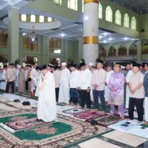 Bupati Kampar Ahmad Yuzar Laksanakan Sholat Idul Fitri 1446 H di Masjid Al Ihsan Islamic Center Bangkinang   