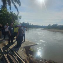 Usai Banjir, Syahrul Aidi dan Balai Sungai Keliling Sungai Kampar Meninjau Titik Rawan Longsor