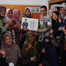 Hendry Munief Keliling Siak, Serap Aspirasi dan Serahkan Beasiswa, NIB dan Sertifikat Halal