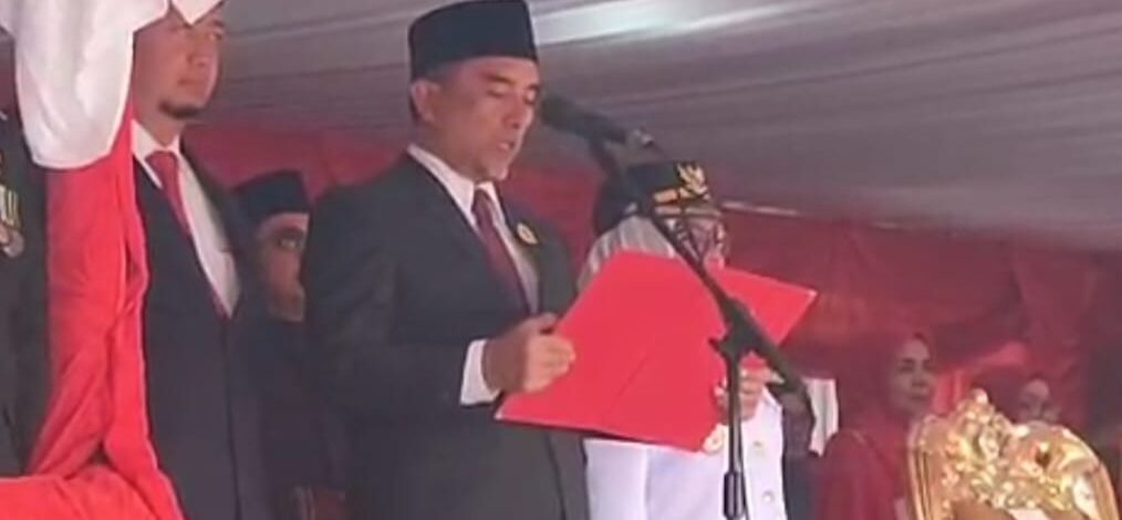 Ketua DPRD Kampar Bacakan Teks Proklamasi dengan Suara Lantang pada Upacara HUT RI ke-80