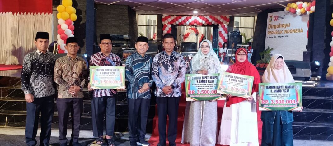 Bupati Kampar Serahkan Bantuan Pembinaan kepada Ponpes dan TPA/TPQ Berprestasi di MTQ Riau