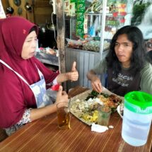 Yogi, Anak Lajang yang Setia Mendampingi Perjuangan Ibu Berjualan Sarapan Pagi