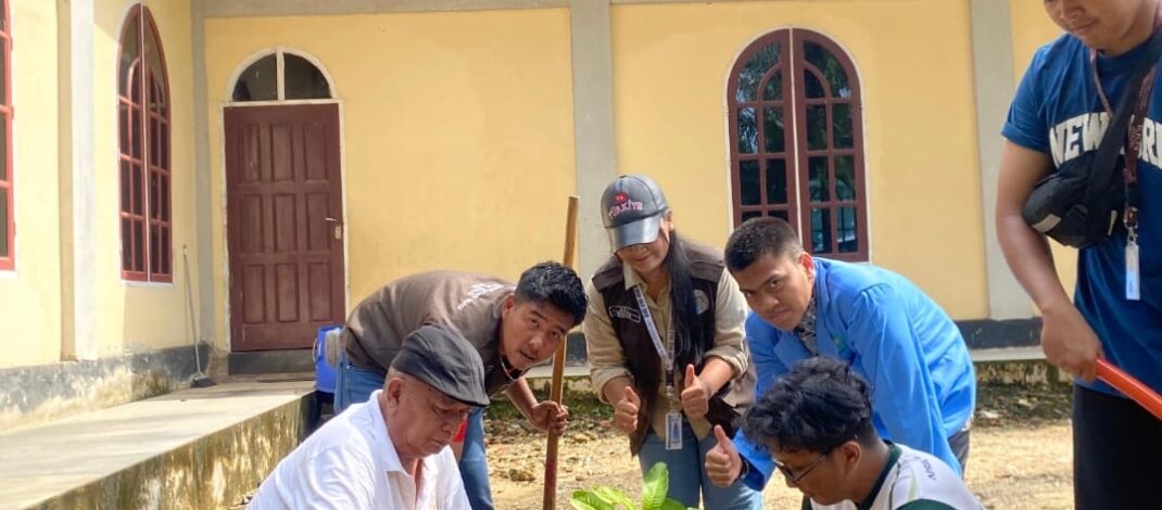 Ekoteologi Satukan Hati, Penyuluh Agama KUA Salo Tanam Pohon di Gereja Wujudkan Kerukunan Umat Beragama