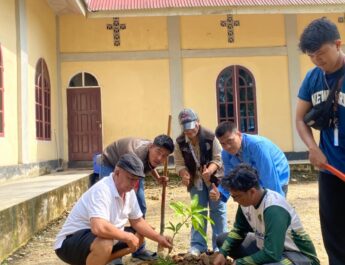 Ekoteologi Satukan Hati, Penyuluh Agama KUA Salo Tanam Pohon di Gereja Wujudkan Kerukunan Umat Beragama