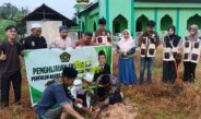 Usai Kajian Subuh, Jamaah Masjid Al-Muhajirin Salo Tanam Pohon: Menanam Kebaikan untuk Generasi Mendatang