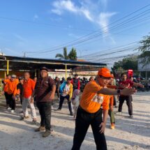 Senam bersama DPC PKS Tuah Madani, Hendry Munief Ajak Warga Jaga Kesehatan Keluarga