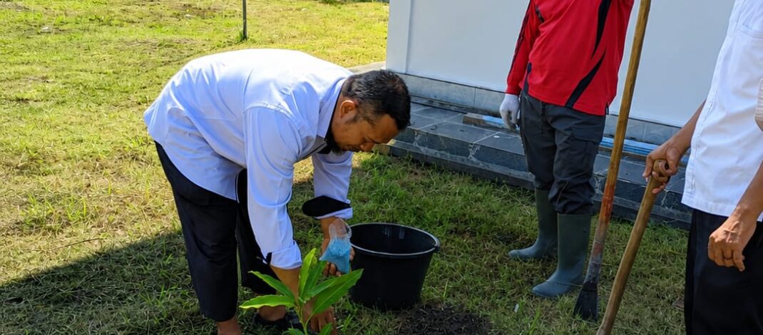 Penyuluh Agama KUA Salo Lanjutkan Penanaman Bibit Buah di Rumah Ibadah, Masjid Al-Ikhlas Jadi Lokasi Perdana