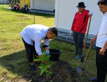 Penyuluh Agama KUA Salo Lanjutkan Penanaman Bibit Buah di Rumah Ibadah, Masjid Al-Ikhlas Jadi Lokasi Perdana