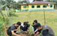 Masjid Tua di Pulau Tonga Tetap Hidup dalam Doa, Penyuluh Agama KUA Salo dan Mahasiswa KKN UNRI Hijaukan Pekarangannya