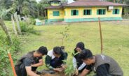 Masjid Tua di Pulau Tonga Tetap Hidup dalam Doa, Penyuluh Agama KUA Salo dan Mahasiswa KKN UNRI Hijaukan Pekarangannya