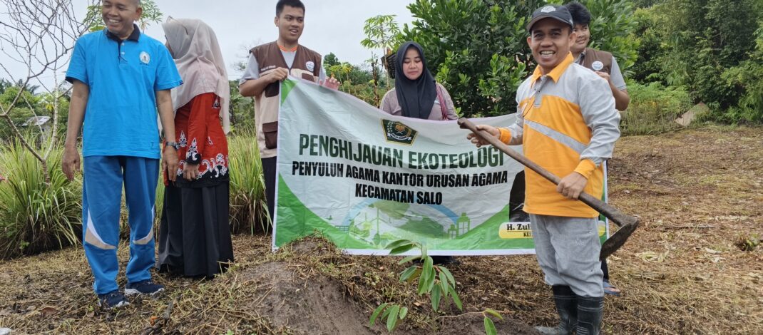 Menanam Harapan Seusai Hujan, Ikhtiar Kecil Menjaga Bumi dari KUA Kecamatan Salo