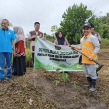 Menanam Harapan Seusai Hujan, Ikhtiar Kecil Menjaga Bumi dari KUA Kecamatan Salo