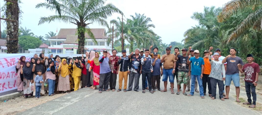 Kain Kafan Keadilan Dipasang, Eks Peladangan dan FM Dusun 02 Desa Senama Nenek Suarakan Perjuangan Hak Rakyat